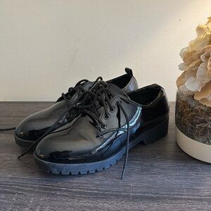 Women’s faux paten leather loafer